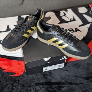 adidas Black Sneakers with Gold Stripes — Low-Top Casual
